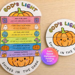 Puede incluir: Una manualidad de papel plegable con una ilustración de calabaza y el texto God's Light Shines In The Dark. La manualidad incluye secciones horizontales coloridas con dibujos de velas, fantasmas, globos terráqueos, dulces y calabazas con texto.