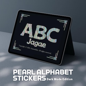 Op de afbeelding: Een digitale tablet toont de tekst "ABC Jagae" in iriserende letters op een donkere achtergrond. De tablet staat rechtop en toont de woorden "PEARL ALPHABET STICKERS Dark Mode Edition" onderaan. Decoratieve hoekontwerpen omlijsten het scherm.