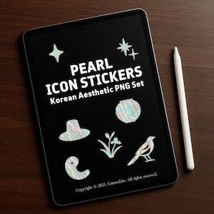 Könnte beinhalten: Ein schwarzes Tablet zeigt "PEARL ICON STICKERS Korean Aesthetic PNG Set" in weißem Text. Der Bildschirm zeigt perlenartige Aufkleber eines Sterns, Huts, Vogels und anderer Formen. Ein weißer Stift liegt daneben. Copyright 2025, KmomEdu.
