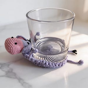 donkey pop-up animal coaster crochet pattern holding a glass cup, funny crochet mug rug design
