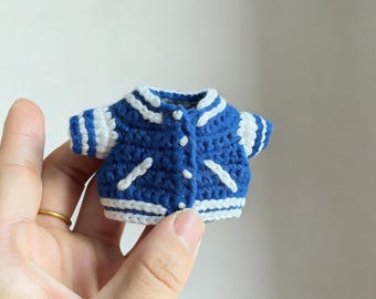 Baseball Jacke Häkelanleitung PDF | Varsity Style Sportliche Puppenjacke | Button-Up Amigurumi Kleidung