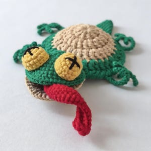 handmade crochet lizard coaster pattern, cute reptile mug rug crochet project