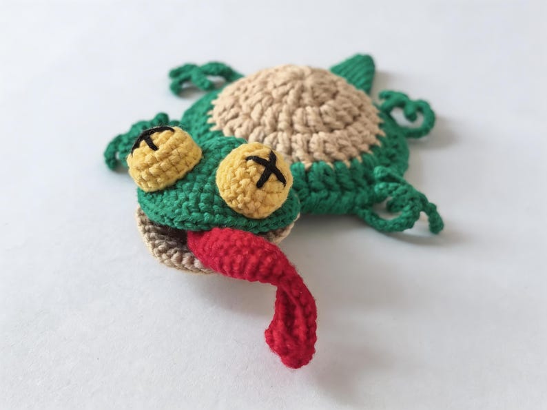 handmade crochet lizard coaster pattern, cute reptile mug rug crochet project