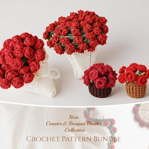 Pode incluir: Uma coleção de itens de crochê incluindo dois grandes buquês de rosas vermelhas em suportes cônicos brancos, dois pequenos vasos de rosas vermelhas e porta-copos circulares com bordas de rosas vermelhas. Texto: Rose Coaster & Bouquet Blanket Collection CROCHET PATTERN BUNDLE.