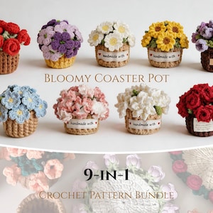 Può includere: Nove vasi di fiori all'uncinetto in vari colori tra cui rosso, viola, bianco, giallo, blu e rosa. Ogni vaso presenta una base strutturata con un'etichetta che recita handmade with love. Il testo riporta BLOOMY COASTER POT e 9-IN-1 CROCHET PATTERN BUNDLE.