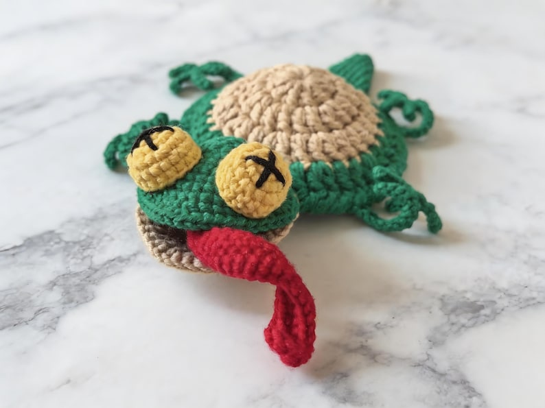 amigurumi lizard coaster crochet pattern close up, textured crochet reptile mug rug design