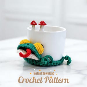 pop up lizard coaster crochet pattern, cute animal mug rug with cup, crochet reptile coaster design