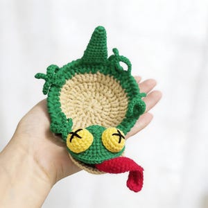 small crochet lizard coaster pattern in hand, pop up animal mug rug crochet design