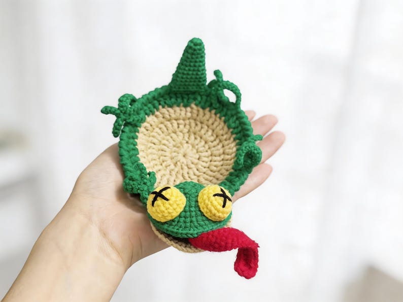 small crochet lizard coaster pattern in hand, pop up animal mug rug crochet design