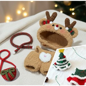 Puede incluir: Un conjunto de ganchillo que incluye un gorro de reno color canela con astas marrones, pantalones cortos color canela con un parche de corazón blanco, un cordón a rayas rojas y verdes, y una bolsa roja con un lazo verde. Incluye un árbol de Navidad y una falda roja.