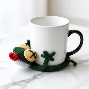 pop up crochet coaster with mug, cute lizard mug rug crochet pattern