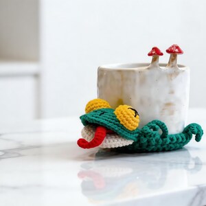 crochet lizard coaster under coffee mug, fun animal mug rug crochet pattern