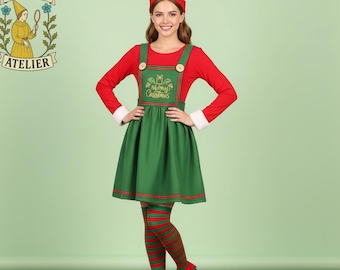 Puede incluir: Un disfraz de elfo navideño que incluye una camiseta roja de manga larga con puños blancos, un vestido verde con peto y botones de madera, y zapatos de elfo verdes. El conjunto incluye medias a rayas rojas y verdes y un gorro de elfo verde. El vestido tiene el texto "Merry Christmas".