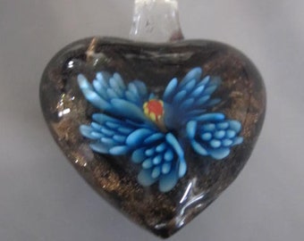 Pendant, lampworked glass, multicolored with copper-colored foil, 40x33mm single-sided puffed heart with flower.