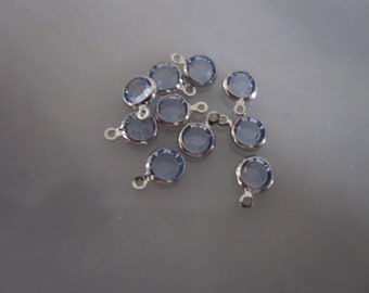 Drop, Vintage Crystal™, crystal and imitation rhodium-finished brass, light sapphire, 4mm round. jd2