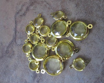 Link, Blue Moon Beads®, gold-finished steel and acrylic, yellow, 9-15mm faceted flat round. JD21