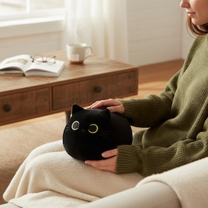 Almofada de Pelúcia Gato Preto Kawaii – Bichinho de Pelúcia Gato Anime Fofo, Boneco de Pelúcia Macio para Decoração de Quarto e Presente