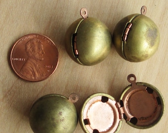Vintage Brass Round Photo Lockets - Pendants
