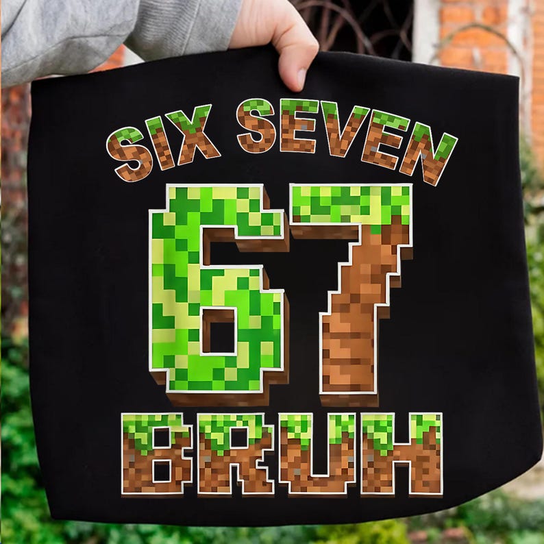 K&ouml;nnte beinhalten: Schwarze Tragetasche mit pixeligem Text "SIX SEVEN 67 BRUH". Das Design imitiert die &Auml;sthetik eines Videospiels. Die Zahlen und Buchstaben sind gr&uuml;n und braun, mit Pixel-Optik, vor schwarzem Hintergrund.