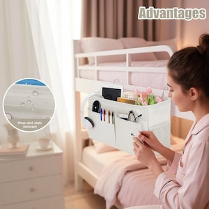 Op de afbeelding: Witte nachtkastorganizer met meerdere vakken en compartimenten, hangend aan een stapelbed. De organizer bevat een tablet, pennen, brillen en een koptelefoon. De tekst "Advantages" is zichtbaar.