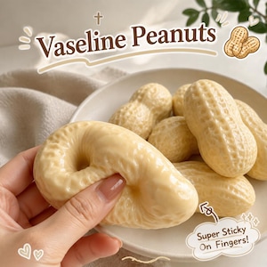 Può includere: Una collezione di oggetti testurizzati a forma di arachide, di colore beige chiaro, in una ciotola. Un oggetto viene schiacciato, mostrando una consistenza flessibile e morbida. Il testo "Vaseline Peanuts" e "Super Sticky On Fingers!" è visibile.