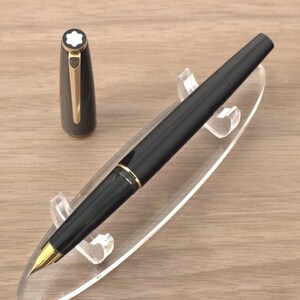 Quase impecável! Caneta-tinteiro Montblanc 320, década de 1970, pena de ouro 14K, sistema de enchimento por pistão, preta GT