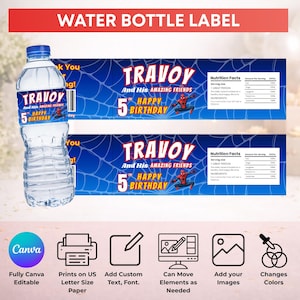 Puede incluir: Una botella de agua de pl&aacute;stico transparente con una tapa azul y una etiqueta que dice "TRAVOY And His AMAZING FRIENDS 5th HAPPY BIRTHDAY". La etiqueta presenta un gr&aacute;fico de Spider-Man y un dise&ntilde;o de telara&ntilde;a azul. Las palabras "WATER BOTTLE LABEL" est&aacute;n en la parte superior.