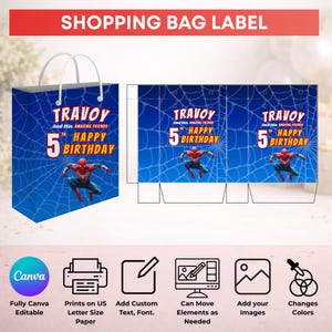 Puede incluir: Una etiqueta de bolsa de la compra azul con tem&aacute;tica de Spider-Man. La bolsa presenta el texto "TRAVOY And His AMAZING FRIENDS 5th HAPPY BIRTHDAY" y un gr&aacute;fico de Spider-Man. El dise&ntilde;o incluye un fondo de telara&ntilde;a. La etiqueta tambi&eacute;n muestra el dise&ntilde;o de la bolsa.
