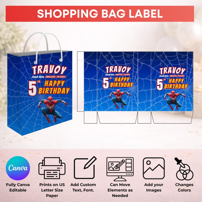 Puede incluir: Una etiqueta de bolsa de la compra azul con tem&aacute;tica de Spider-Man. La bolsa presenta el texto "TRAVOY And His AMAZING FRIENDS 5th HAPPY BIRTHDAY" y un gr&aacute;fico de Spider-Man. El dise&ntilde;o incluye un fondo de telara&ntilde;a. La etiqueta tambi&eacute;n muestra el dise&ntilde;o de la bolsa.