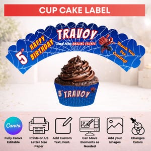 Puede incluir: Un cupcake con glaseado de chocolate y chispas, presentado en un envoltorio azul con tem&aacute;tica de Spider-Man. El envoltorio dice "5 TRAVOY" y "Happy Birthday". Una pancarta arriba dice "CUP CAKE LABEL".