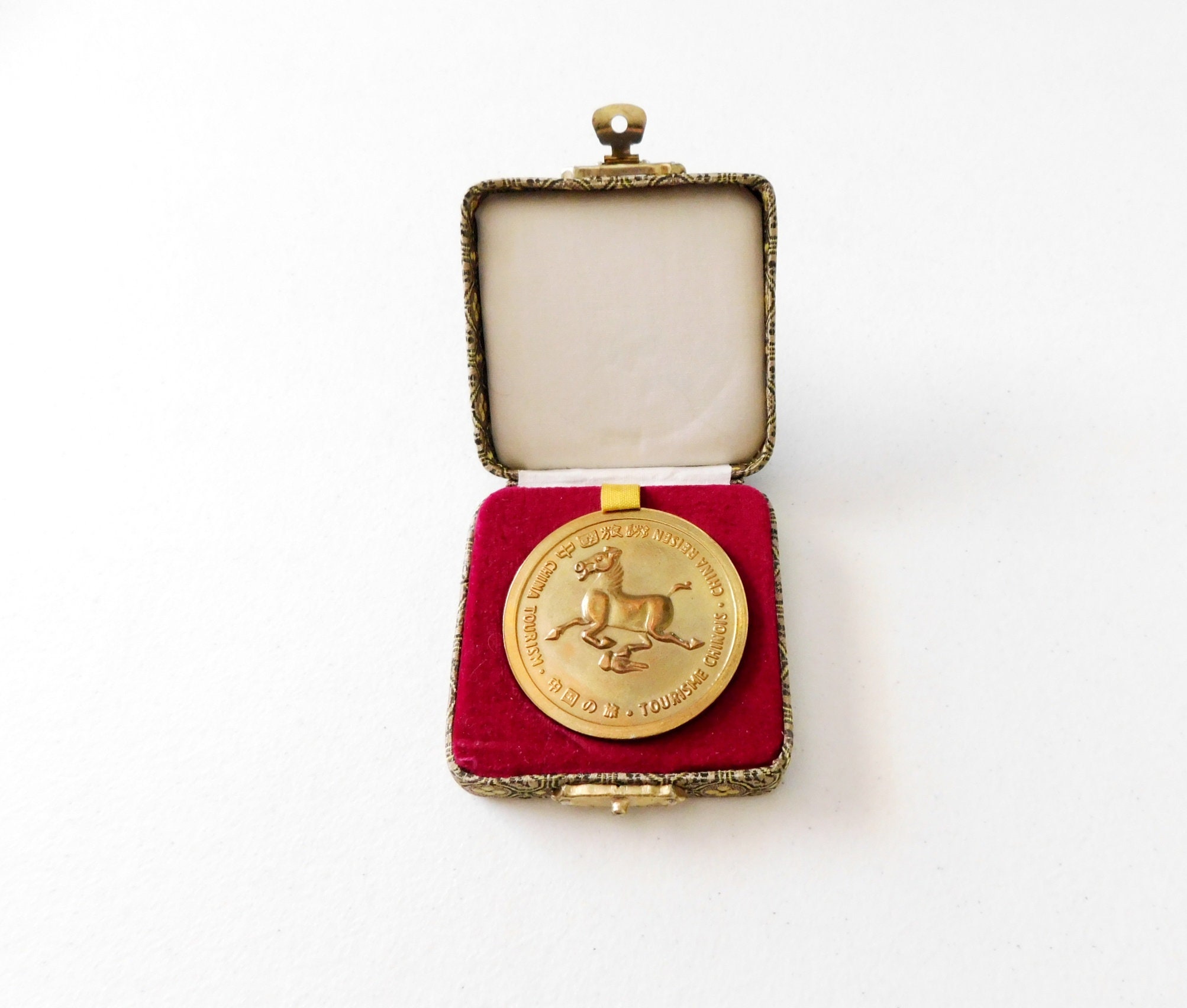 中国 チャン銀 龍彫 煙草入 小物入 C R4080 1986 Air China Vintage China Tourism Medal, Original Silk