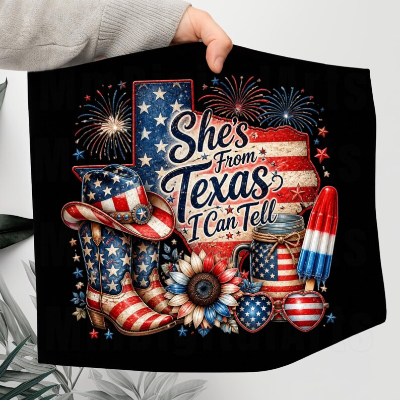 Pode incluir: Um quadrado de tecido preto com uma estampa gr&aacute;fica de um mapa em forma de Texas com padr&otilde;es da bandeira americana, fogos de artif&iacute;cio, um chap&eacute;u de cowboy, botas, um girassol, um pote, um picol&eacute; e &oacute;culos em forma de cora&ccedil;&atilde;o.