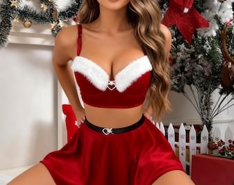 Conjunto de lencería de Papá Noel para San Valentín con top corto y falda de terciopelo, atuendo festivo rojo para juegos de rol y intimidad navideña.