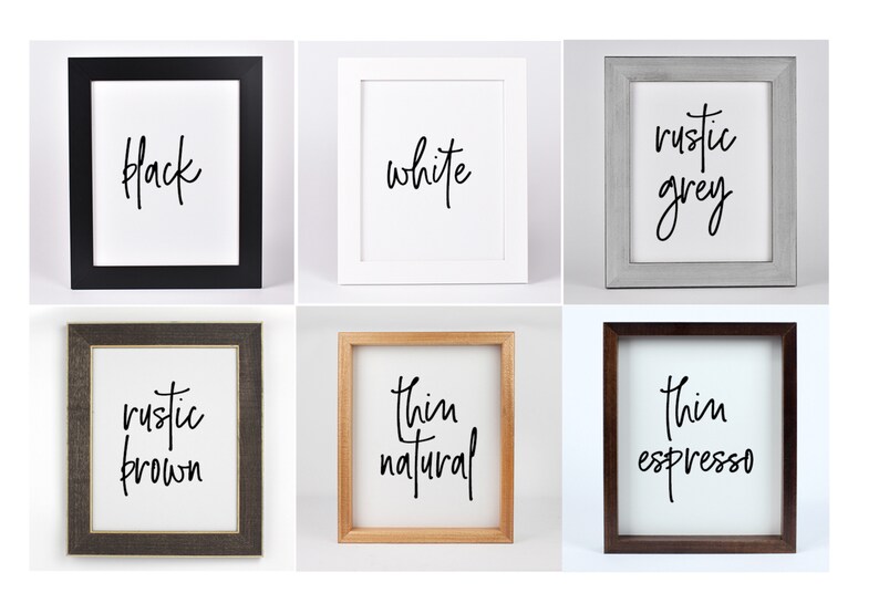 Puede incluir: Una colecci&oacute;n de impresiones art&iacute;sticas enmarcadas, cada una con un color de marco diferente y una palabra escrita a mano. Los colores de los marcos incluyen negro, blanco, gris r&uacute;stico, marr&oacute;n r&uacute;stico, natural fino y espresso fino. Cada impresi&oacute;n muestra una sola palabra en escritura negra.