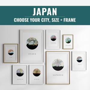 Puede incluir: Impresiones artísticas enmarcadas con paisajes urbanos japoneses. Cada impresión muestra una silueta de la ciudad sobre un mapa, con nombres de ciudades como Osaka y Tokio. El texto "JAPAN" y "CHOOSE YOUR CITY, SIZE + FRAME" están presentes.