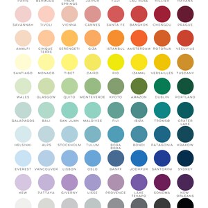 Op de afbeelding: Een kleurenkaart getiteld "Travel the world in COLOR" op een witte achtergrond. Het toont rijen gekleurde cirkels, elk gelabeld met een stadsnaam, van Parijs tot Taos. Het kleurenpalet omvat roze, blauwe, groene en bruine tinten.