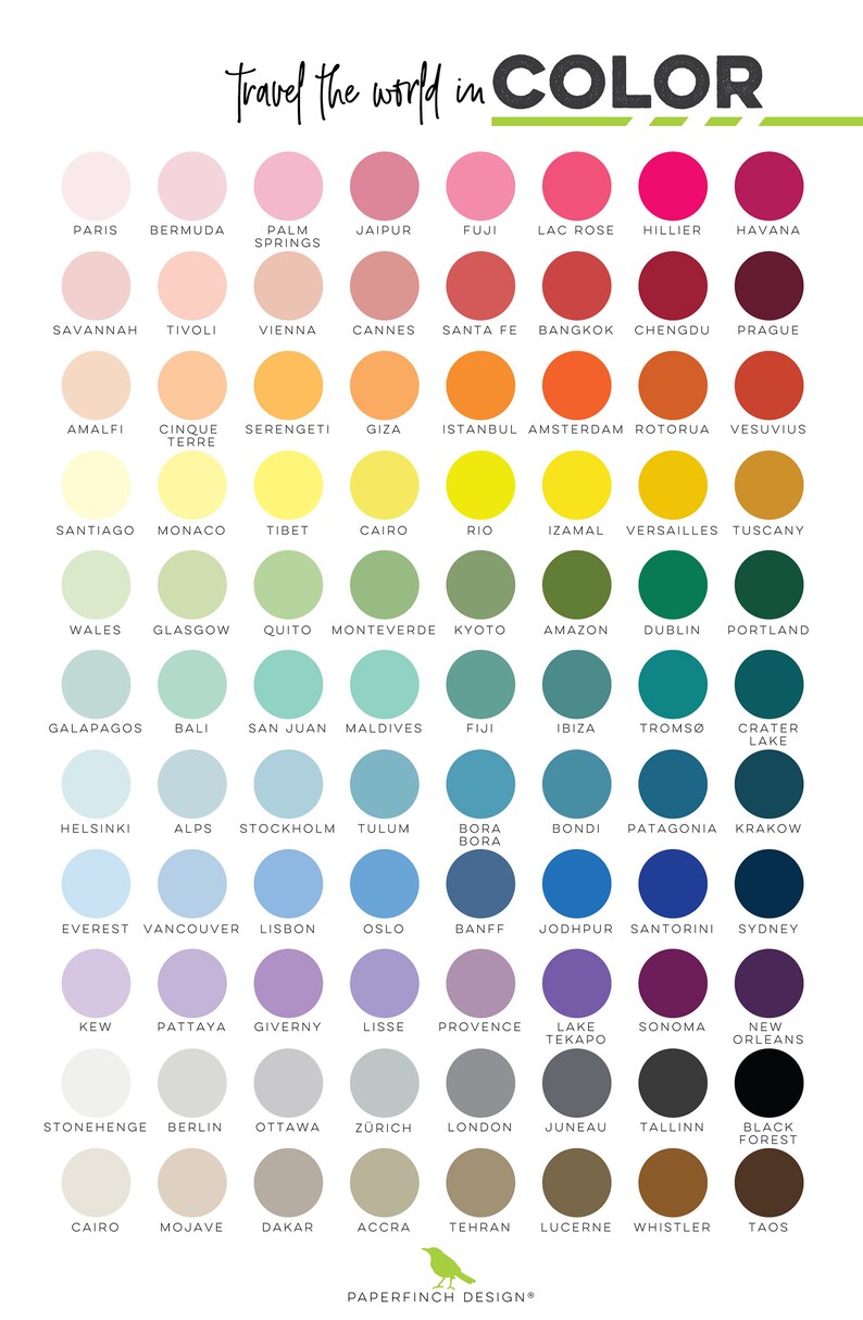 Op de afbeelding: Een kleurenkaart getiteld "Travel the world in COLOR" op een witte achtergrond. Het toont rijen gekleurde cirkels, elk gelabeld met een stadsnaam, van Parijs tot Taos. Het kleurenpalet omvat roze, blauwe, groene en bruine tinten.