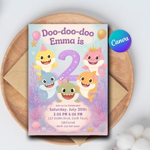 Op de afbeelding: Een kleurrijke verjaardagsuitnodiging met cartoon haaien, het nummer 2 en de tekst "Doo-doo-doo Emma is". De uitnodiging bevat evenementdetails zoals datum, tijd en locatie, met een Canva logo.