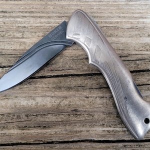 Gebrauchtes Böker Lockback #2040 Titanium Keramik Durchmesser 75 mm in Vitrine Titanium 110 mm