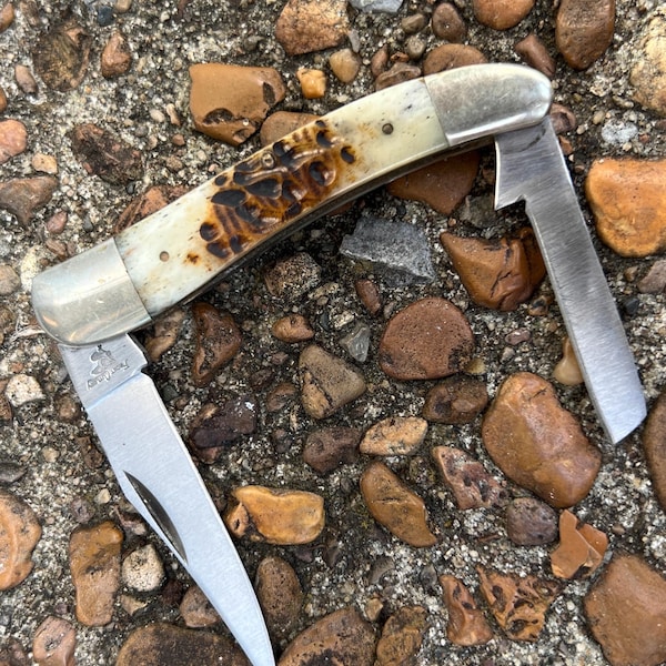 Navaja plegable Frost Cutlery Barracuda Lockback vintage, mango de hueso tallado, hoja quirúrgica japonesa.