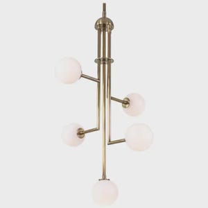 Puede incluir: Una lámpara colgante moderna con acabado de latón y cinco globos esféricos de vidrio esmerilado. La lámpara tiene un vástago central vertical con brazos horizontales que se extienden para sostener los globos, creando un diseño equilibrado y elegante.
