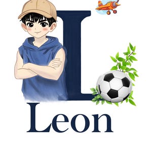 Könnte beinhalten: Illustration eines Cartoon-Jungen mit blauem ärmellosem Kapuzenpullover und beiger Baseballkappe. Hinter ihm befindet sich ein großer blauer Buchstabe "L", mit einem Fußball und einem kleinen orangefarbenen Flugzeug. Der Name "Leon" steht darunter.