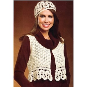 Può includere: Un gilet all'uncinetto con un orlo a scalare e un cappello all'uncinetto abbinato. Il gilet è color crema e il cappello è bianco.