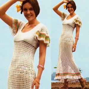 Może przedstawiać: Biała, długa sukienka zrobiona na szydełku z okrągłym dekoltem i krótkimi rękawami. Rękawy mają kolorową lamówkę. Sukienka ma luźny krój i falującą spódnicę.