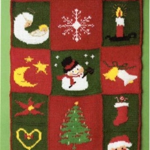 Può includere: Un arazzo natalizio a maglia con un design patchwork rosso e verde. Ogni quadrato presenta un'immagine festiva diversa, tra cui un pupazzo di neve, un albero di Natale, Babbo Natale e un angelo. L'arazzo è largo circa 61 cm e lungo 91 cm.