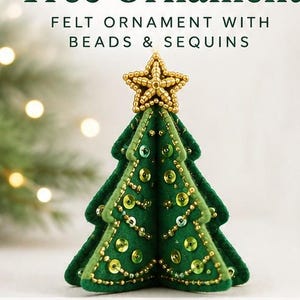 Peut inclure: Une décoration de sapin de Noël en feutrine 3D avec des panneaux en tissu vert ornés de perles et de paillettes dorées. Le sommet est décoré d'une étoile en perles dorées. Le texte 3D Beaded & Sequined Tree Ornament et FELT ORNAMENT est présent.