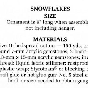 Puede incluir: Instrucciones para hacer un adorno de copo de nieve usando algod&oacute;n para colcha de tama&ntilde;o 10, 150 yardas de hilo crema, 8 piedras preciosas acr&iacute;licas redondas de 7 mm, 2 piedras preciosas acr&iacute;licas en forma de coraz&oacute;n de 13 mm x 15 mm, hilo invisible, endurecedor de tela l&iacute;quido, alfileres a prueba de &oacute;xido, envoltura de pl&aacute;stico, espuma de poliestireno o tablero de bloqueo, pegamento artesanal o pistola de pegamento caliente, y un gancho de ganchillo de acero n&uacute;mero 5.