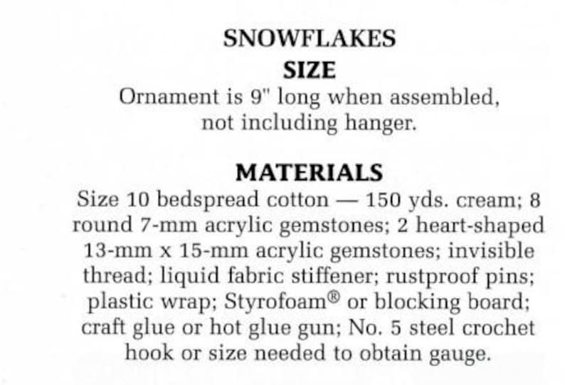 Puede incluir: Instrucciones para hacer un adorno de copo de nieve usando algod&oacute;n para colcha de tama&ntilde;o 10, 150 yardas de hilo crema, 8 piedras preciosas acr&iacute;licas redondas de 7 mm, 2 piedras preciosas acr&iacute;licas en forma de coraz&oacute;n de 13 mm x 15 mm, hilo invisible, endurecedor de tela l&iacute;quido, alfileres a prueba de &oacute;xido, envoltura de pl&aacute;stico, espuma de poliestireno o tablero de bloqueo, pegamento artesanal o pistola de pegamento caliente, y un gancho de ganchillo de acero n&uacute;mero 5.