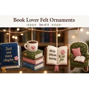 Puede incluir: Un conjunto de cuatro adornos de fieltro que incluye un libro azul con el texto Just one more chapter, una pila de tres libros con una taza de café, un libro abierto con el texto READ DREAM INSPIRE y un sillón verde con un cojín rosa.