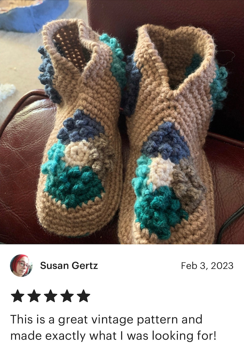 Puede incluir: Un par de zapatillas de crochet con un patr&oacute;n vintage. Las zapatillas est&aacute;n hechas con hilo marr&oacute;n, azul, blanco y turquesa. Las zapatillas tienen una superficie texturizada con peque&ntilde;os bultos.